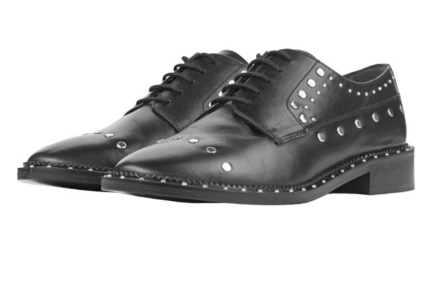 女性皮靴近距离黑色。牛津风格的鞋子。休闲的鞋子。文件包含剪辑路径。图片下载