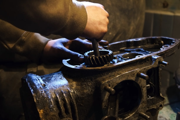 在内燃机车间工作。图片下载