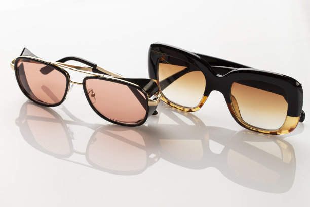 白色背景的时尚太阳镜。避免强烈的阳光照射。夏季和假期的概念。图片下载