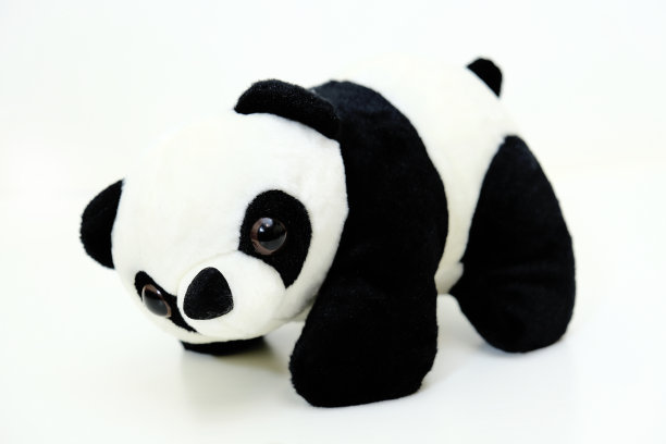 白色背景上的熊猫毛绒玩具图片下载