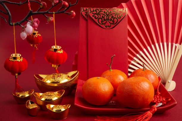 中国新年节日的装饰品。橙色，红包，梅花和压岁钱。翻译:让万个愿望成真。素材图片