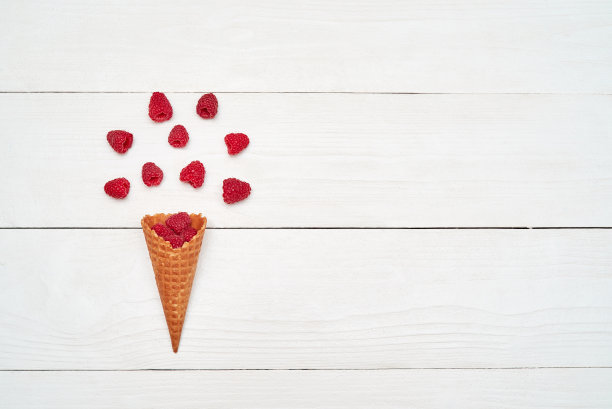 熟甜的树莓冰淇淋华夫蛋筒，复印空间。新鲜浆果白色木制背景，自由空间。夏日与健康饮食理念。俯视图，平躺。浆果的背景。树莓爆炸图片下载