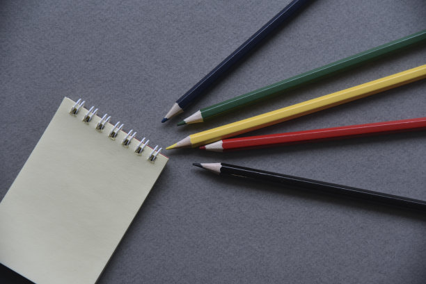 办公室桌子上有铅笔、笔记本和回形针图片下载