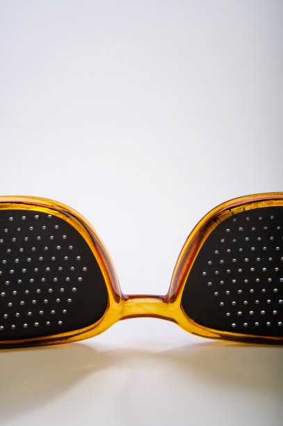 医用眼镜放在白色背景上。图片下载