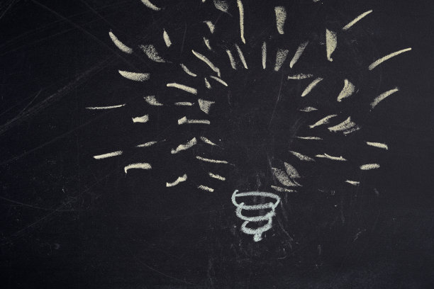 黑板上的灯泡，还有复印空间图片下载