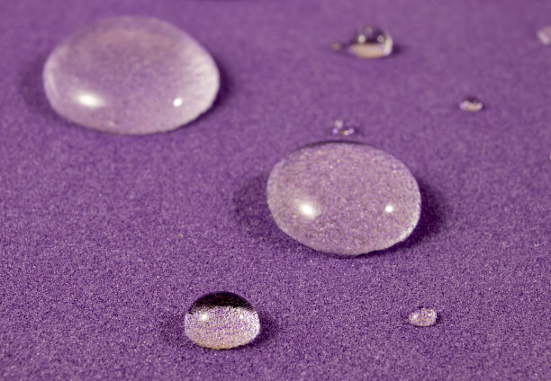 梦幻和美丽的微距照片水滴在紫色的背景。美丽透明的雨水滴，宏观，复制空间。色彩鲜艳的自然艺术形象。图片下载