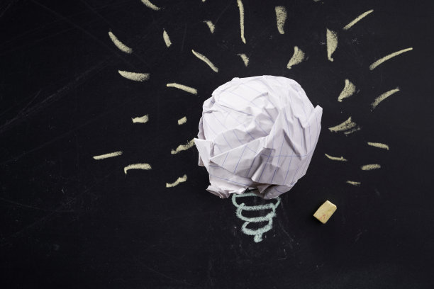 灵感的概念，揉皱的纸灯泡隐喻选择的最好的想法图片下载