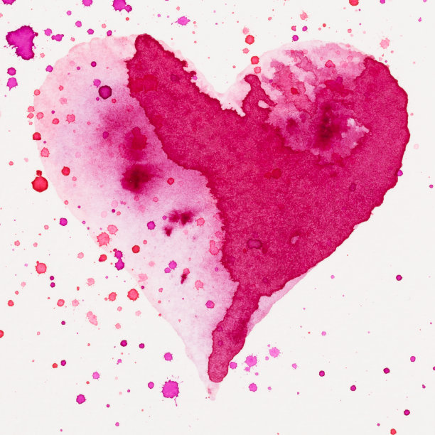 水彩画上粉红色的心，在白色的水彩纸上。图片下载