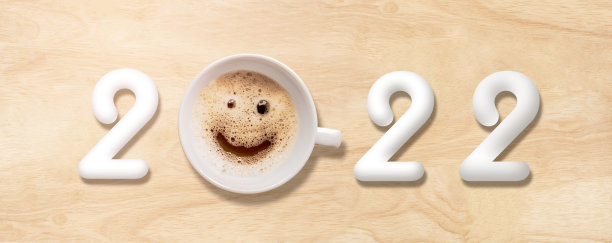 清晨，牛奶泡沫在一杯咖啡中微笑。图片下载