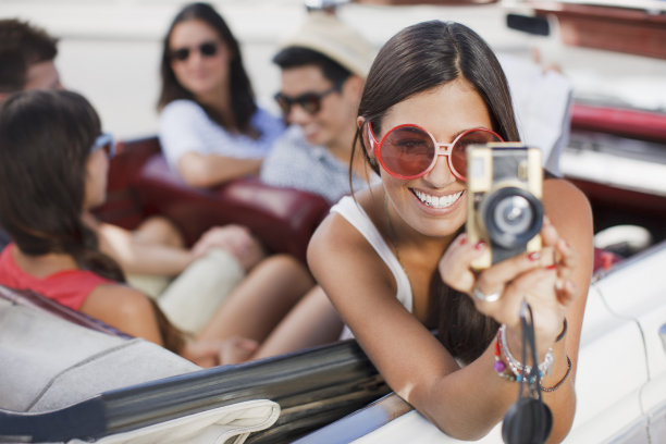 在敞篷车里拍照的女人图片下载