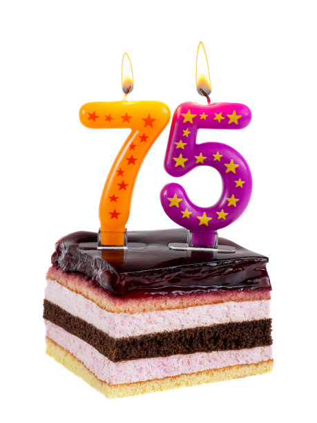 75周年的生日蛋糕，上面点着蜡烛图片下载