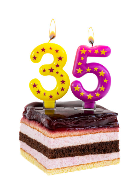 35周年的生日蛋糕，上面点着蜡烛图片下载