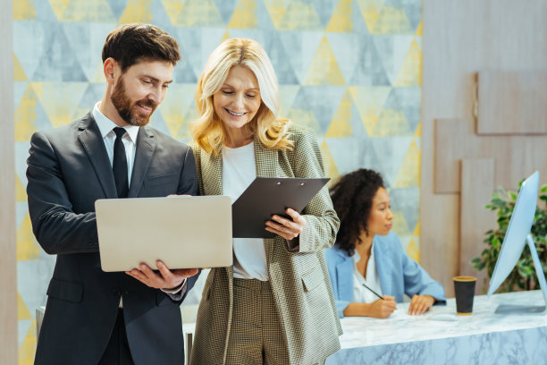 一群在办公室工作的多民族商人图片下载