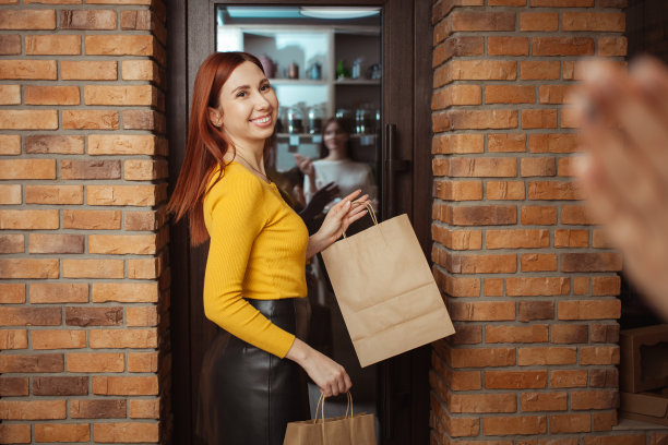 快乐的买家对卖家说再见，女人微笑着挥挥手，茶馆的服务非常好。图片下载