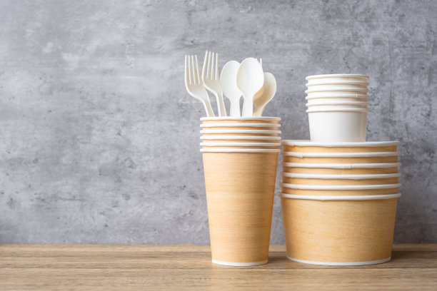 餐桌背景上的环保食品包装。自然容器:杯子、盘子、勺子和叉子。零废物，污染，地球日，免费塑料，世界环境日的概念图片下载