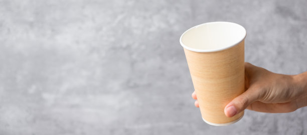 环保食品包装或外卖咖啡杯。手握自然容器为去。零废物，污染，地球日，免费塑料，世界环境日的概念图片下载