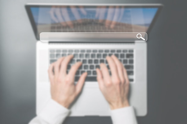 搜索互联网。在线网站搜索引擎选择性聚焦。模糊的双手利用计算机搜索浏览互联网数据信息联网的概念。图片下载