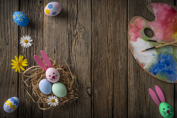 在质朴的木头上手绘的鸟巢上的复活节彩蛋图片下载