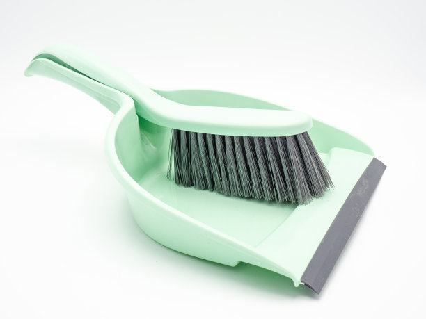 白色背景上的小塑料簸箕和铲子图片下载