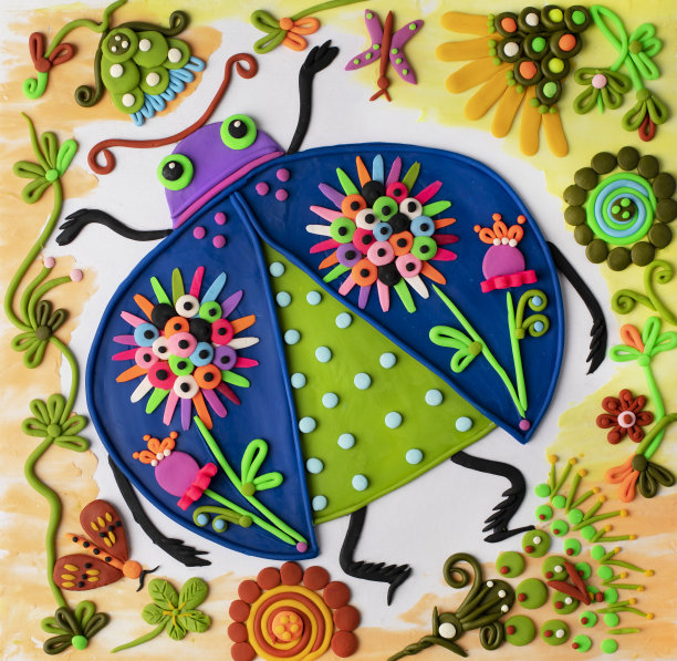 在春天盛开的花园里，用黏土手工制作的橡皮虫和玫瑰、郁金香、蝴蝶、甲虫装饰花朵。图片下载