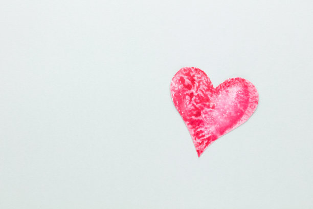 把心形的纸剪下来，放在一个柔和的背景上。图片下载