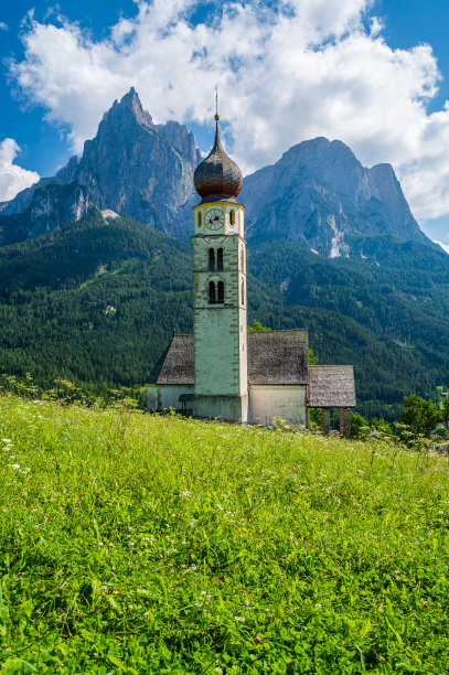 卡斯特尔罗托的圣瓦伦蒂诺教堂图片下载