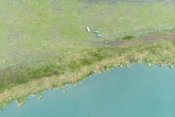 渔民的汽车停在湖边的草地上，照片是由无人机拍摄的图片下载