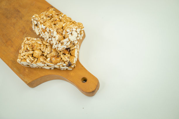 面包和泡芙米饭的特写照片在白色背景的木板上。图片下载