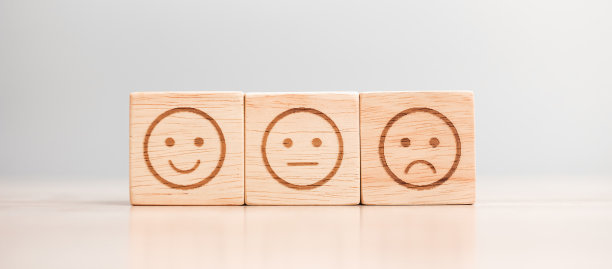 木块上的表情符号。服务评分、排名、客户评审、满意度、评价反馈理念图片下载