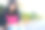 学生年轻的女孩与粉红色的背包坐在地板上与学校的背景。图片下载