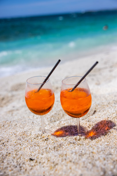 意大利撒丁岛海滩上的几杯鸡尾酒。图片下载