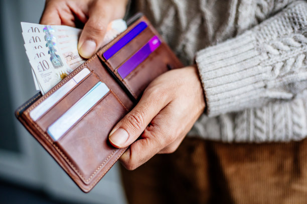 手持英镑的男子图片下载