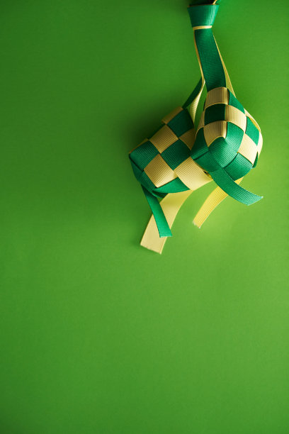 黄色和绿色的丝带ketupat图片下载