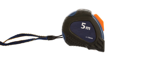 卷尺在白色背景上隔离切割，5米自缩回金属尺闭合，头顶图片下载