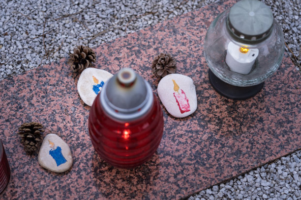 万圣节，墓地中手持蜡烛，追忆逝者图片下载