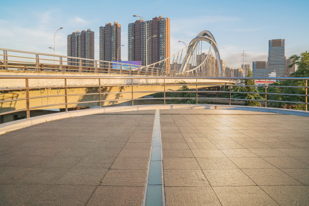 中国苏州古运河上的钢结构桥和柏油路图片下载