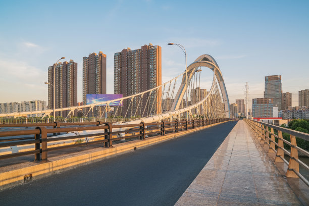 中国苏州古运河上的钢结构桥和柏油路图片下载