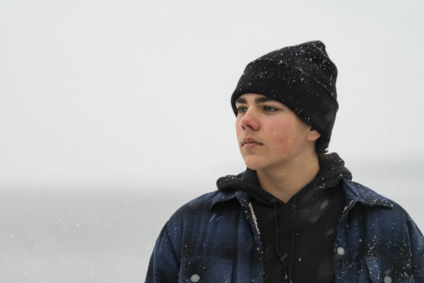 一个冬天的少年的肖像图片下载