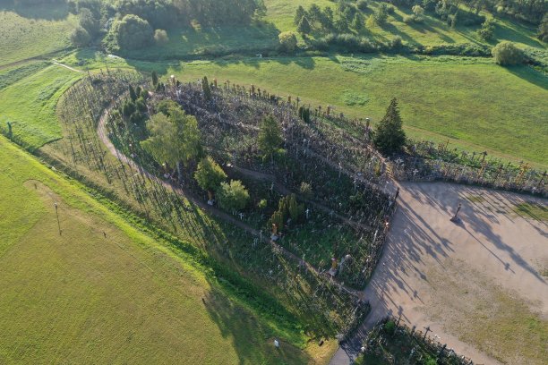 立陶宛的朝圣地点，十字架山，鸟瞰图图片下载