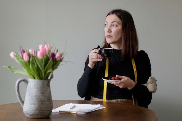 女时装设计师，喝着晨间咖啡，想着新项目图片下载