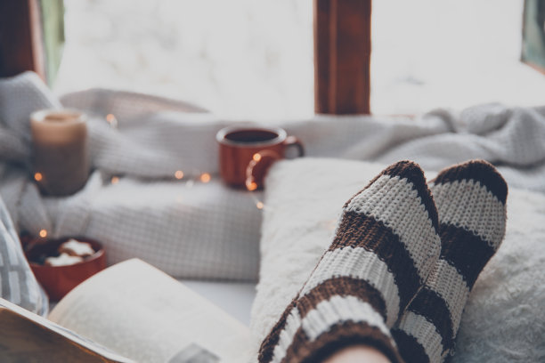 冬天在温暖的床上看书图片下载