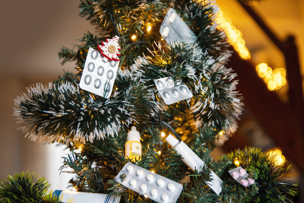 圣诞节和新年呆在家里吃些药片和维生素图片下载