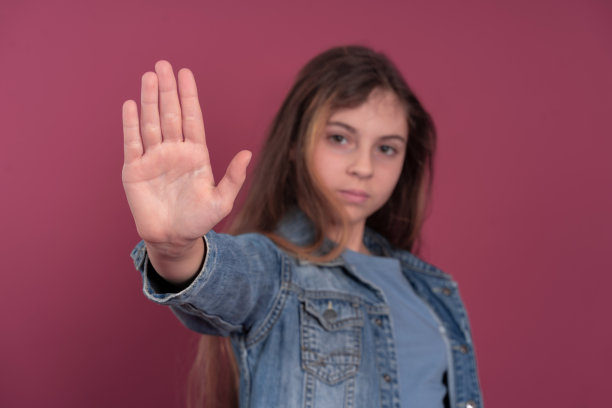 女孩在工作室里做停止手势图片下载