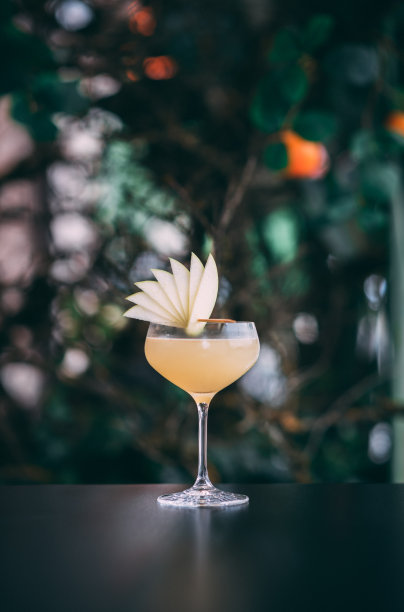 苹果马提尼鸡尾酒配上新鲜的苹果装饰图片下载