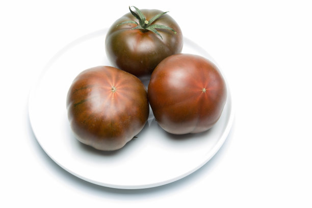 一组肋黑番茄在盘子上图片下载