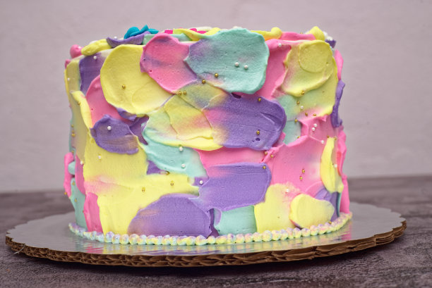 水泥桌上的彩色蛋糕。图片下载