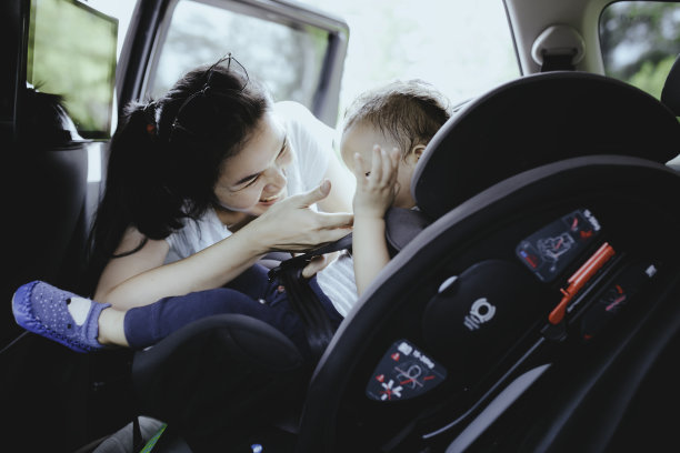 母亲和婴儿在汽车座椅上图片下载