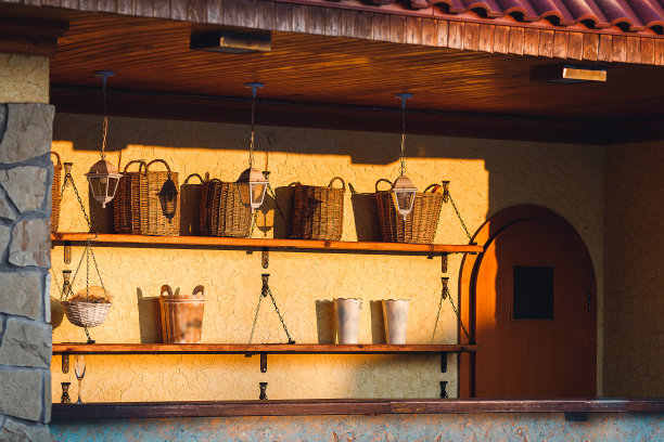 市场的空柜台。木制架子上的篮子。食物或产品短缺的概念图片下载