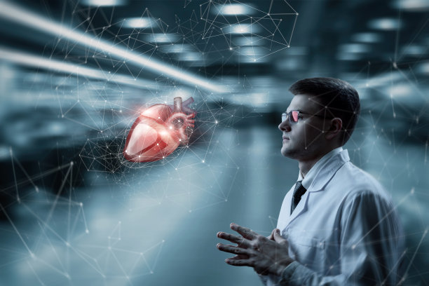 医生在虚拟屏幕上看着心脏的全息图。图片下载