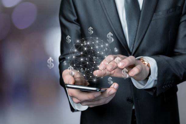 一位商人通过电话在外汇市场上进行在线交易。图片下载